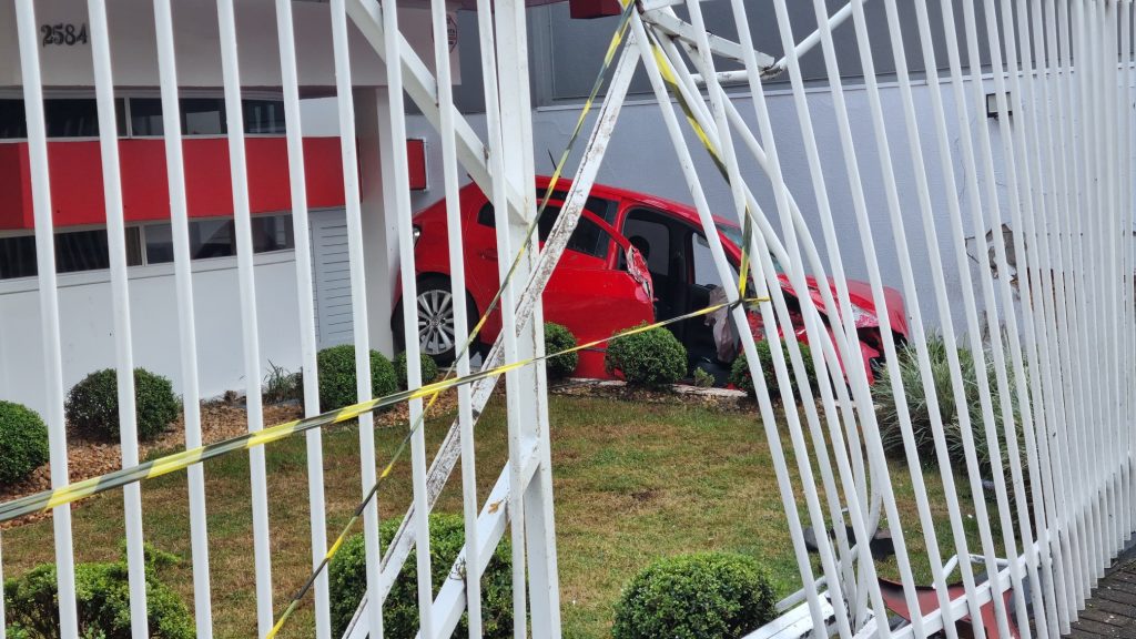 Volkswagen Gol fica “estacionado” dentro de escola de idiomas após grave acidente no centro de Cascavel Volkswagen Gol fica “estacionado” dentro de escola de idiomas após grave acidente no centro de Cascavel