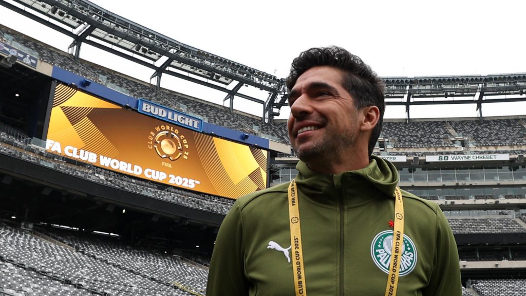 Abel se abre com portugueses em coletiva emotiva e espera ‘mente leve’ do Palmeiras no Mundial