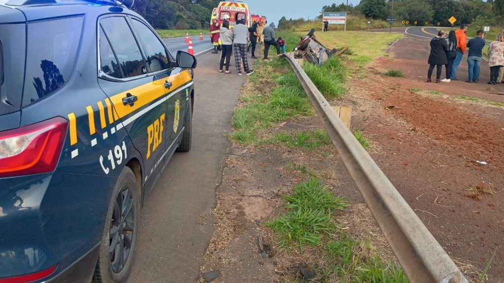 Capotamento com duas vítimas é registrado na BR-376 em Ponta Grossa Capotamento com duas vítimas é registrado na BR-376 em Ponta Grossa