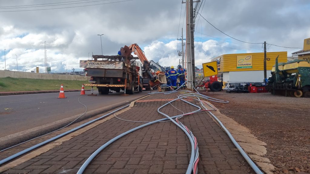 Copel realiza modernização da rede elétrica na região do Trevo Cataratas, em Cascavel Copel realiza modernização da rede elétrica na região do Trevo Cataratas, em Cascavel