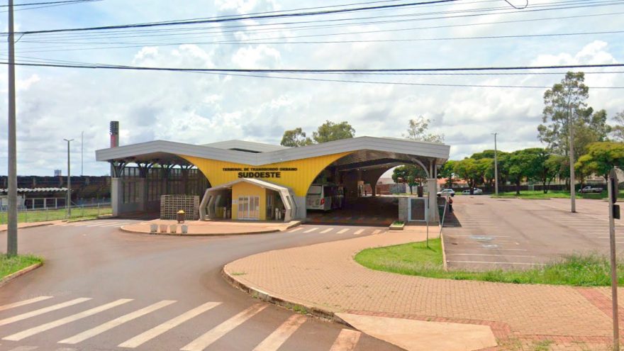 Morador de rua furta ônibus do transporte coletivo e faz “linha pirata” em Cascavel