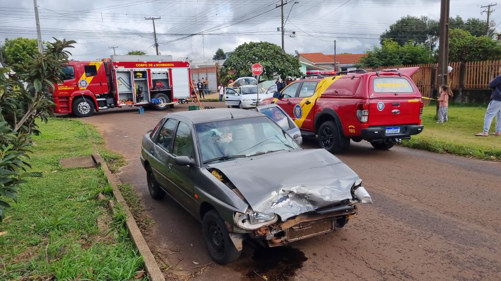 Grave acidente mobiliza Bombeiros e interdita cruzamento no Cascavel Velho Grave acidente mobiliza Bombeiros e interdita cruzamento no Cascavel Velho