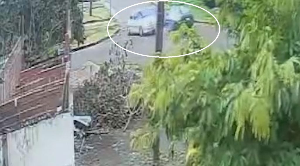 Câmera de segurança flagra momento exato de grave acidente no Cascavel Velho Câmera de segurança flagra momento exato de grave acidente no Cascavel Velho