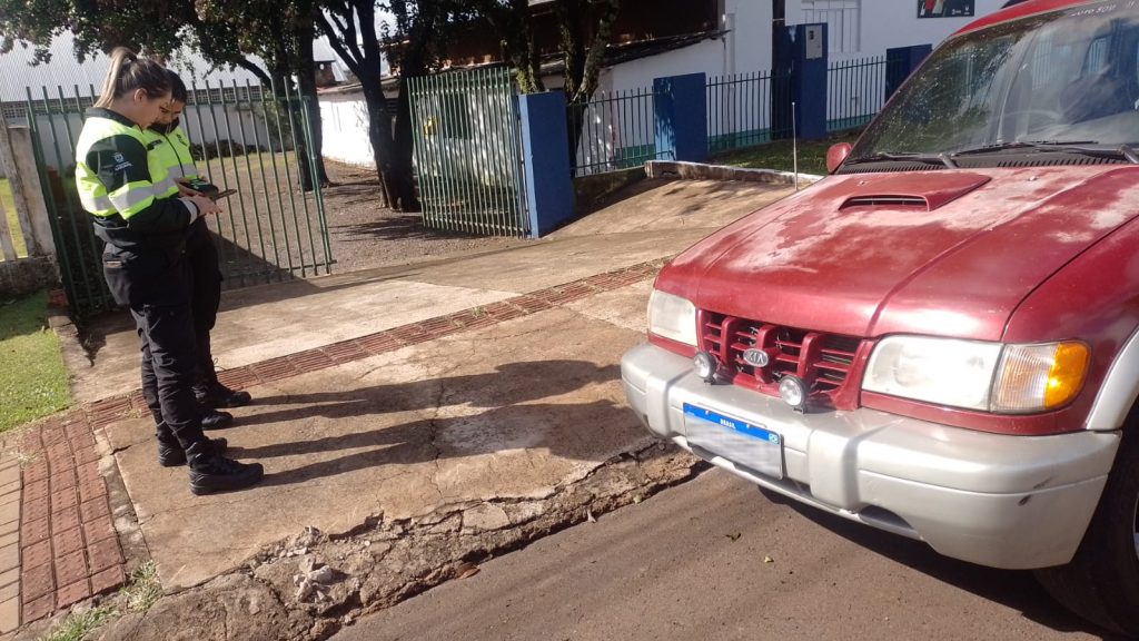 Veículos são multados por estacionamento irregular no bairro Periolo, em Cascavel Veículos são multados por estacionamento irregular no bairro Periolo, em Cascavel