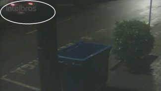 Câmera de segurança flagra momento em que carro colide contra árvore no Centro de Cascavel