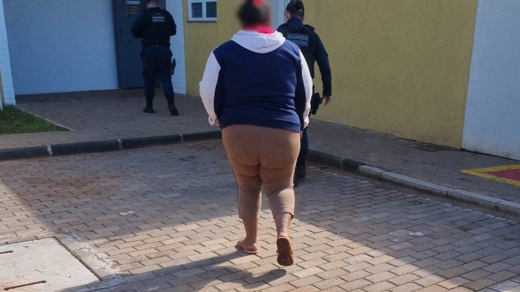 Mulher é agredida pelo companheiro após pedir dinheiro para comprar pão para os filhos Mulher é agredida pelo companheiro após pedir dinheiro para comprar pão para os filhos