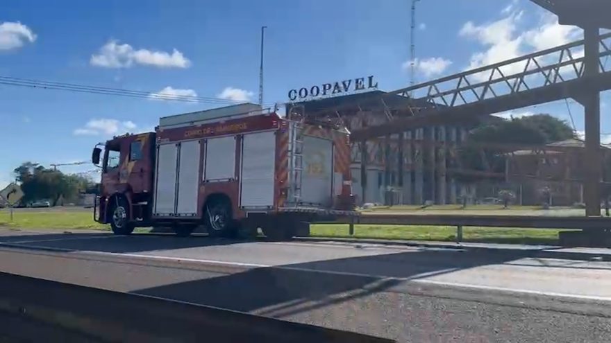 Corpo de Bombeiros e Samu são acionados para atender pessoa em situação de risco em passarela na BR-277