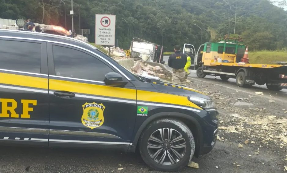 Caminhoneiro morre após tombar caminhão na BR-376, em Guaratuba