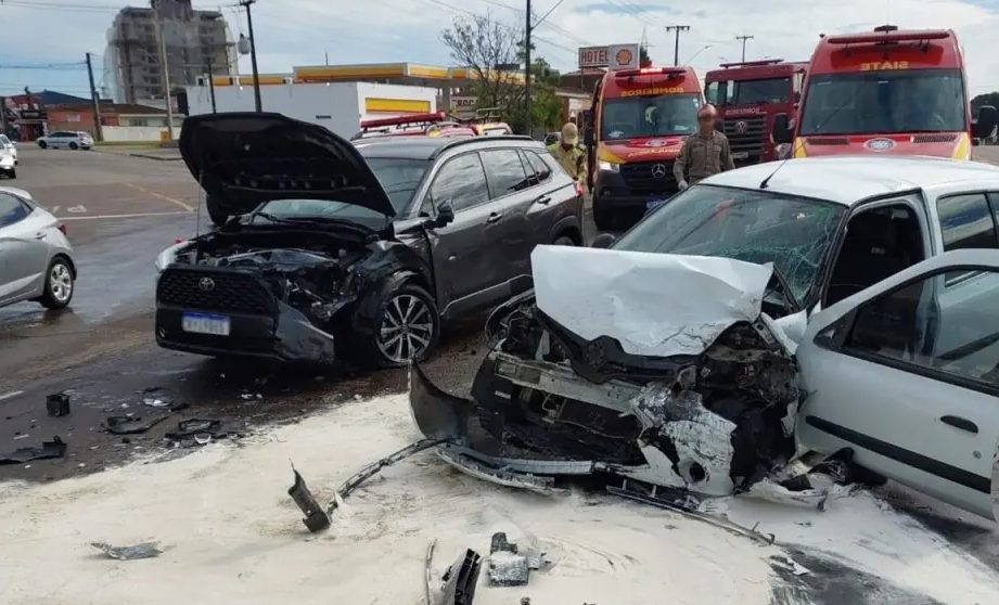 Pancada! forte batida frontal deixa quatro pessoas feridas e mobiliza grande aparato de socorro