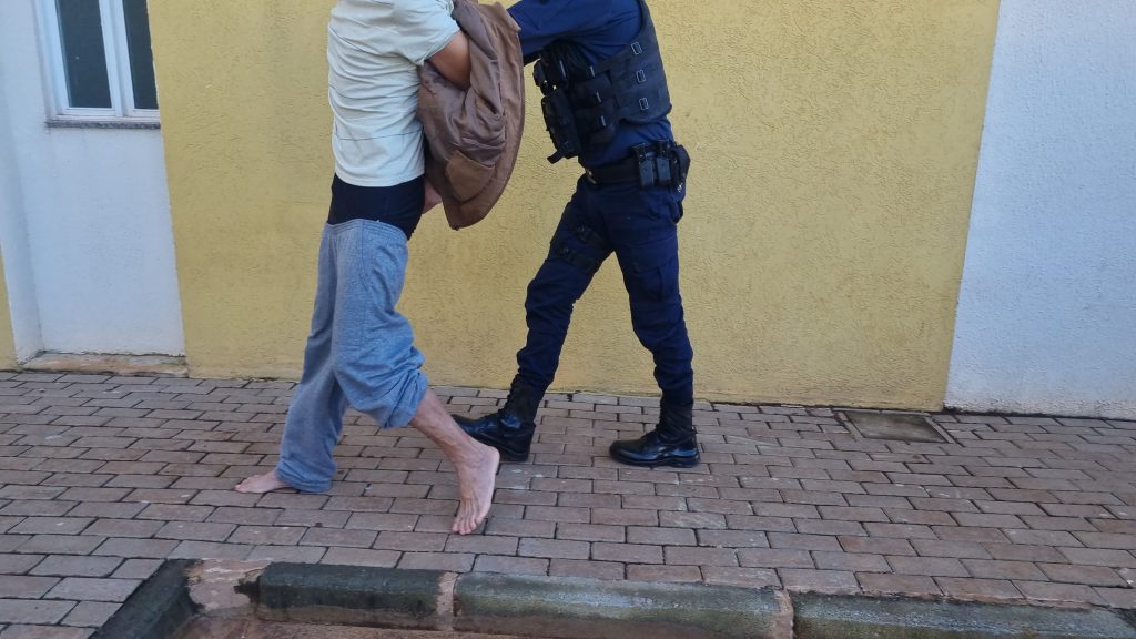 GM prende homem suspeito de bater no filho de 13 anos e ameaçar a enteada no Guarujá