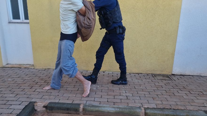 GM prende homem suspeito de bater no filho de 13 anos e ameaçar a enteada no Guarujá