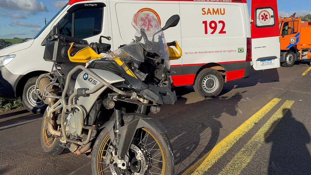 BMW F-850 e HB20 se envolvem em acidente na PR-182, no Sudoeste