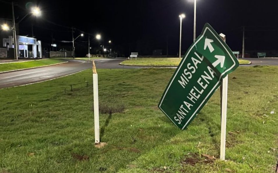 Placa de sinalização é danificada em acidente no trevo de Santa Helena