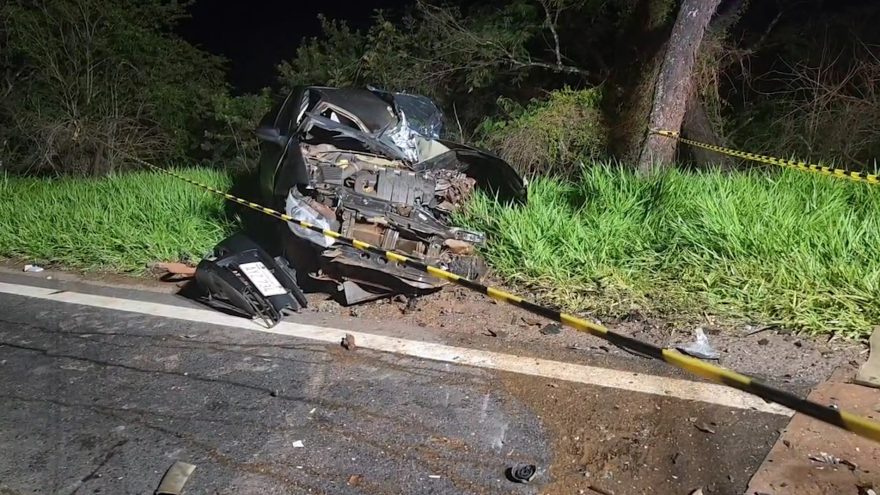 Colisão frontal entre carro e caminhão resulta em morte na rodovia PR-483