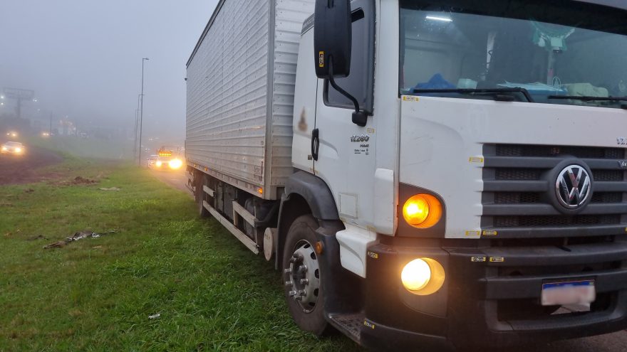 Carro e caminhão se envolvem em colisão lateral na rodovia BR-277