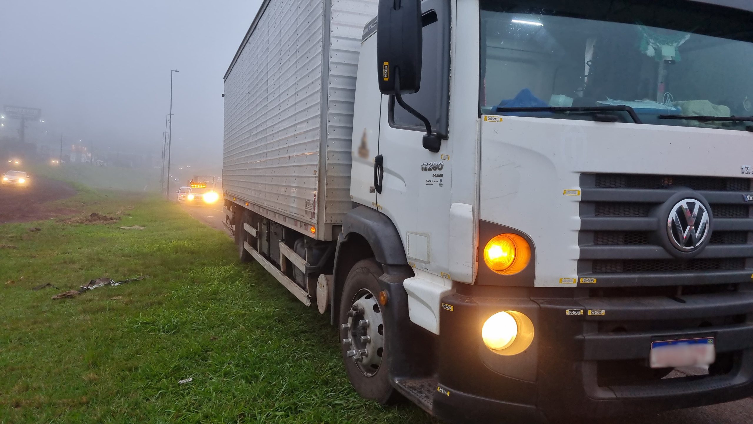 Carro e caminhão se envolvem em colisão lateral na rodovia BR-277