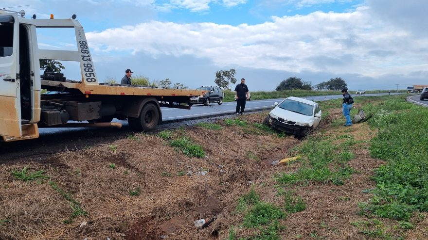 Pneu estoura e carro quase capota na BR-163, em Sede Alvorada