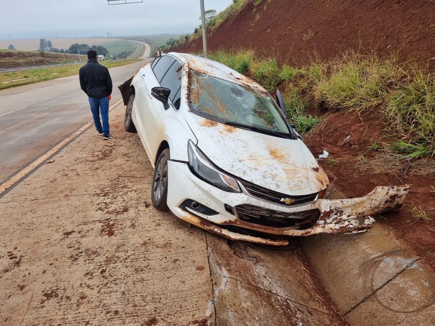 Cruze fica destruído em capotamento na rodovia BR-163