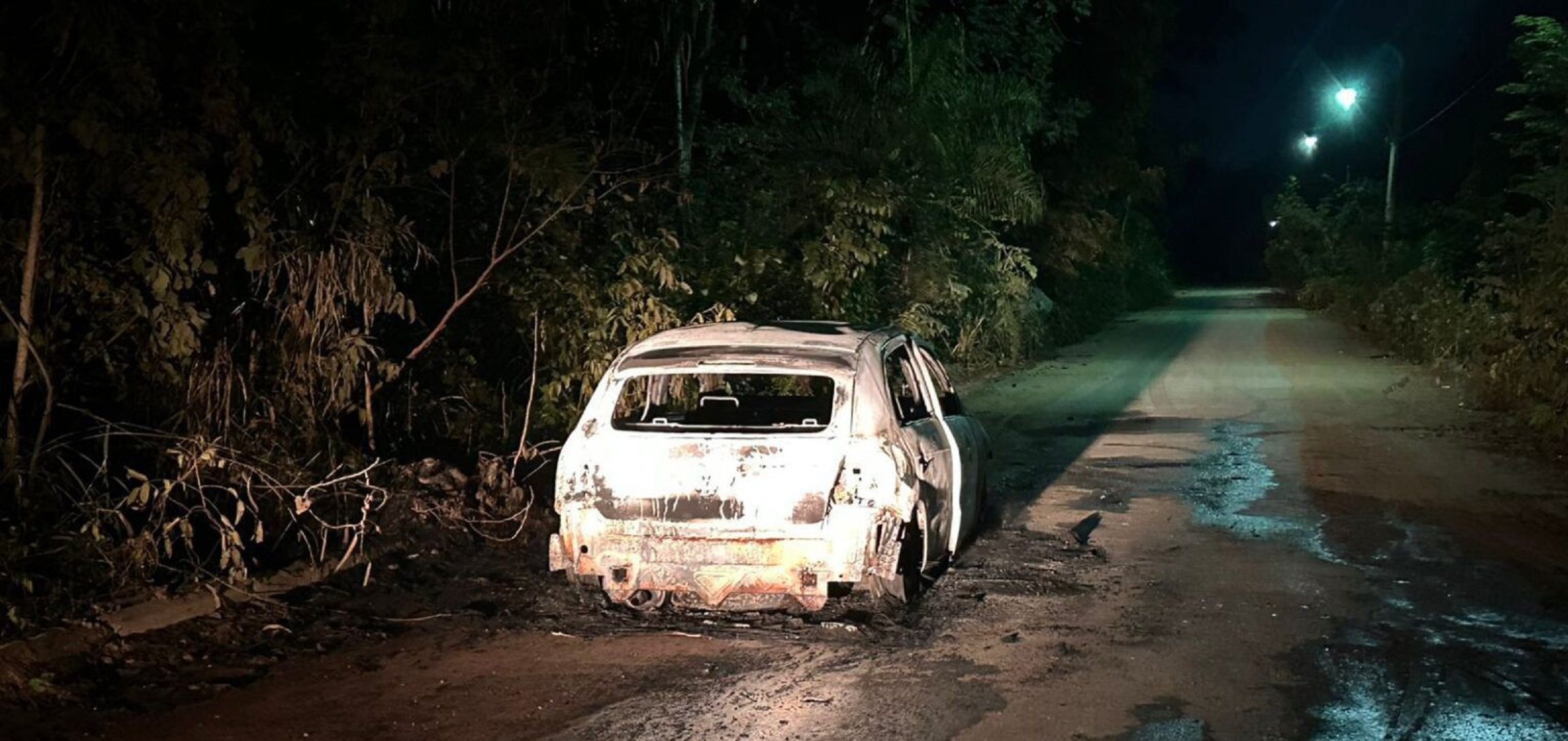 Marido escapa de assassinos e se esconde no telhado enquanto esposa grávida é morta