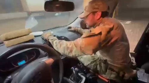 Vídeo mostra PRF localizando drogas em painel de Ford Ka na BR-277, em Cascavel Imagem referente a Vídeo mostra PRF localizando drogas em painel de Ford Ka na BR-277, em Cascavel