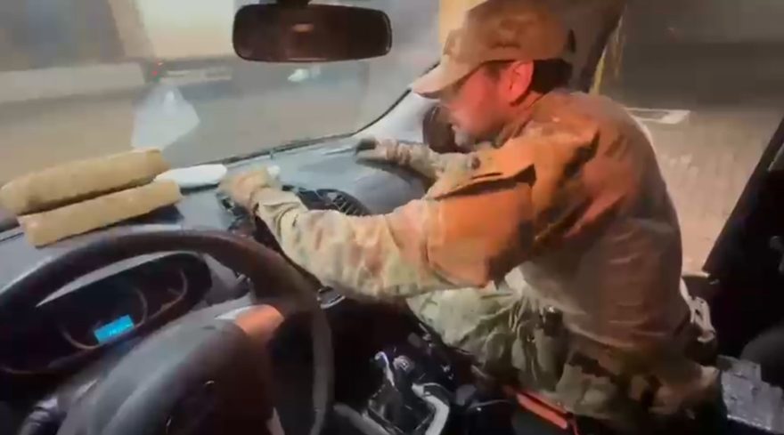 Vídeo mostra PRF localizando drogas em painel de Ford Ka na BR-277, em Cascavel