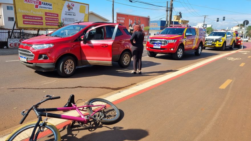 Criança de 10 anos tem lesão grave na cabeça após colisão entre bicicleta e carro na Avenida Carlos Gomes