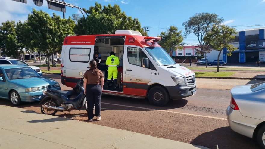 Mulher fica ferida após colisão entre quatro veículos na Avenida Tancredo Neves