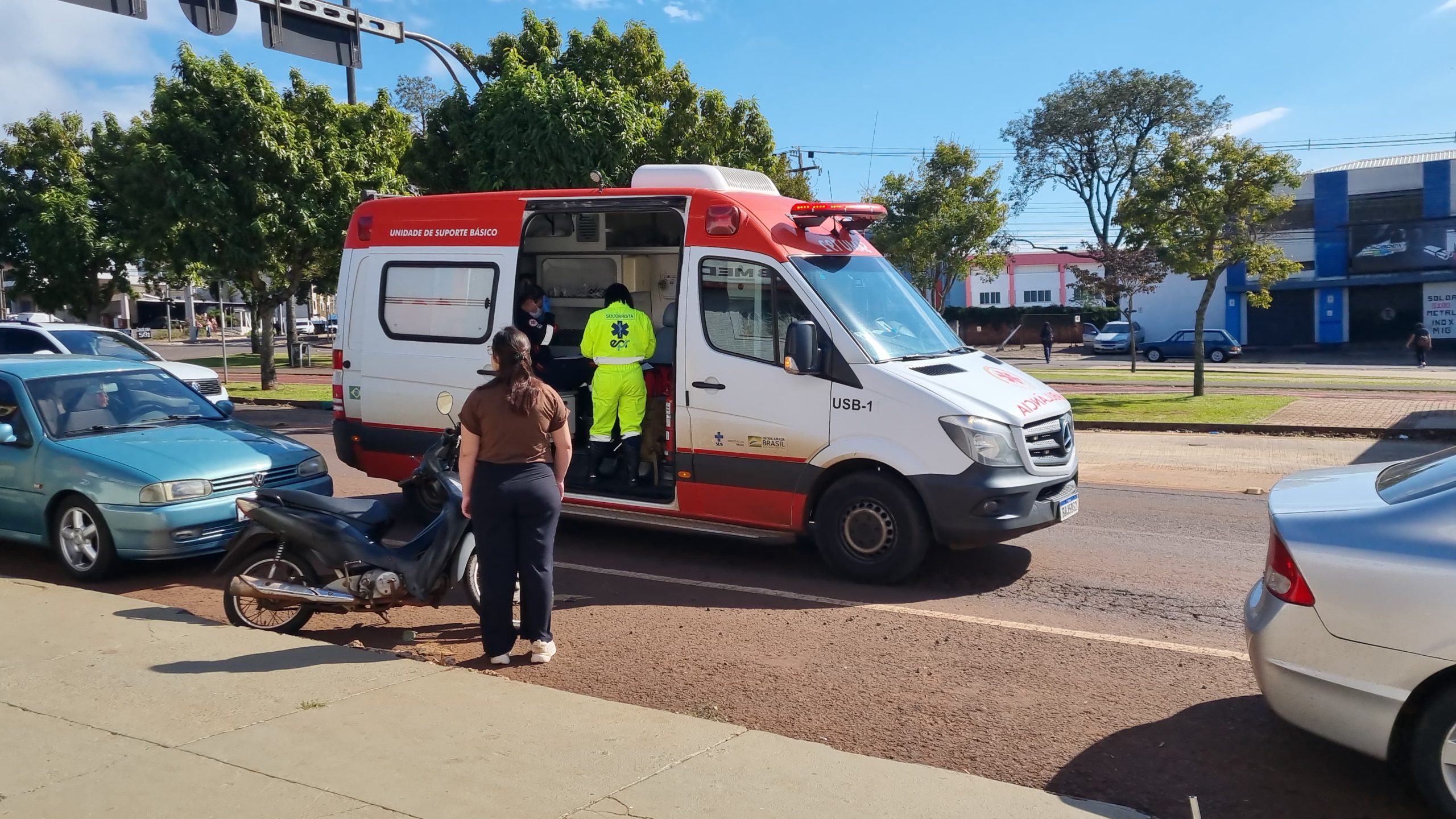 Mulher fica ferida após colisão entre quatro veículos na Avenida Tancredo Neves Mulher fica ferida após colisão entre quatro veículos na Avenida Tancredo Neves