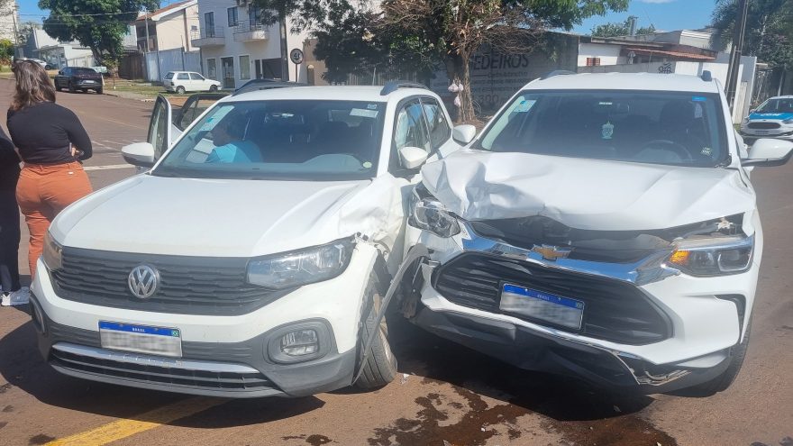 Colisão entre T-Cross e Tracker é registrada na rua Manaus em Cascavel