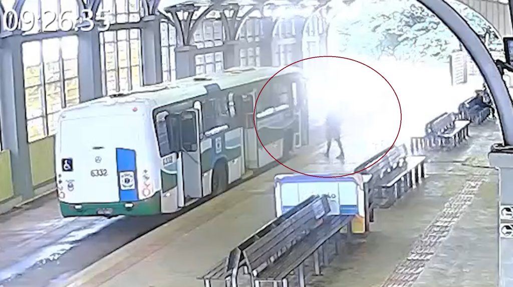 Novas imagens mostram toda a ação de morador de rua que furtou ônibus e fez “linha pirata” com passageiros em Cascavel Novas imagens mostram toda a ação de morador de rua que furtou ônibus e fez “linha pirata” com passageiros em Cascavel
