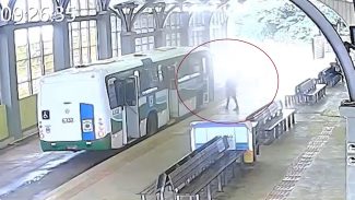 Novas imagens mostram toda a ação de morador de rua que furtou ônibus e fez “linha pirata” com passageiros em Cascavel