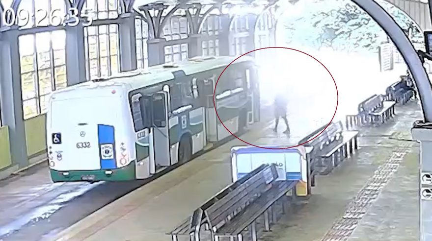 Novas imagens mostram toda a ação de morador de rua que furtou ônibus e fez “linha pirata” com passageiros em Cascavel