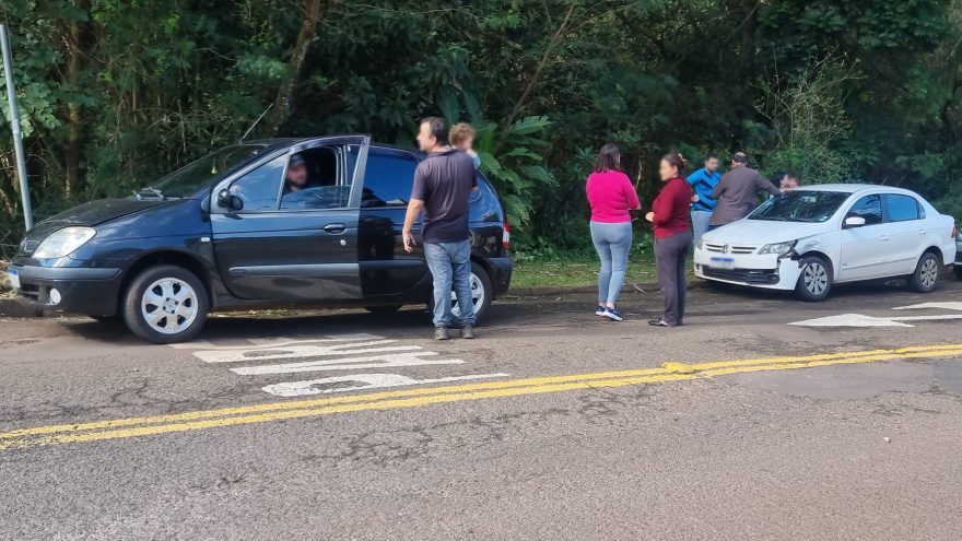 Acidente entre Voyage e Scenic é registrado na Região do Lago em Cascavel