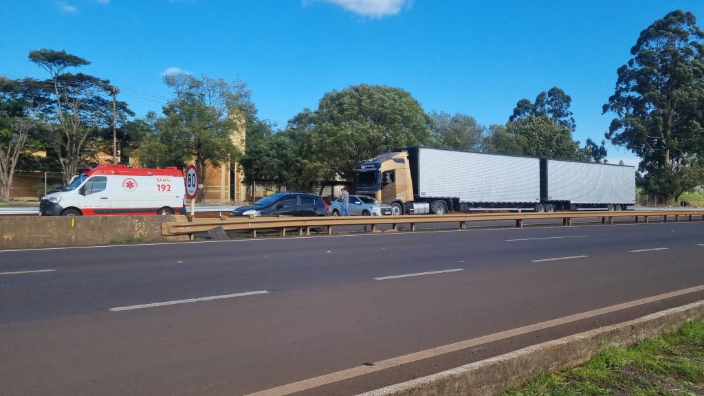 Veículo é arrastado por bitrem na BR-277, próximo ao aeroporto de Cascavel Veículo é arrastado por bitrem na BR-277, próximo ao aeroporto de Cascavel