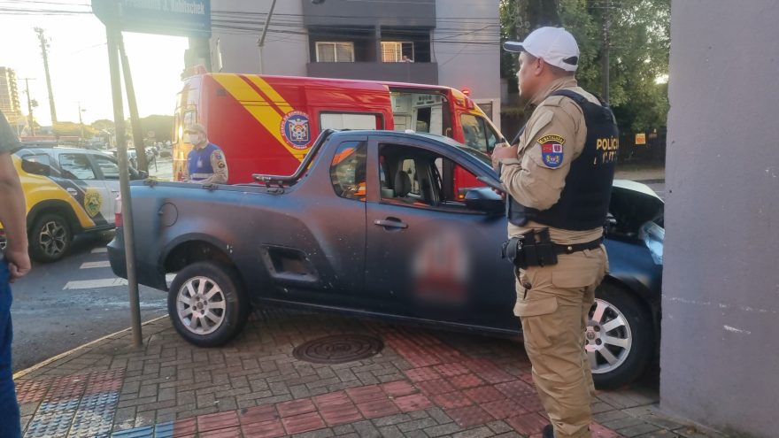 Acidente entre carro e ônibus é registrado na Rua JK em Cascavel