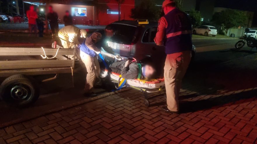 Motociclista de 21 anos colide com carretinha e é socorrido pelo Siate