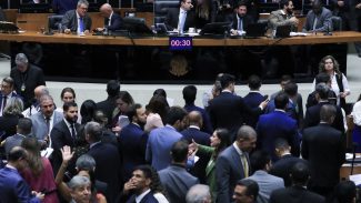 Câmara aprova urgência para suspender decreto do IOF