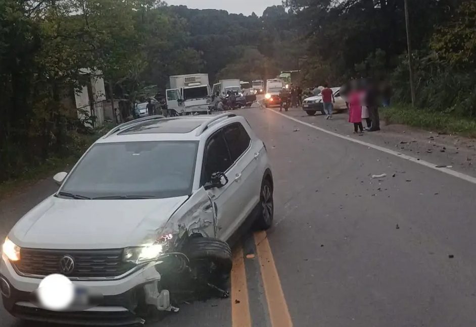 Homem fica preso às ferragens em grave acidente envolvendo quatro veículos