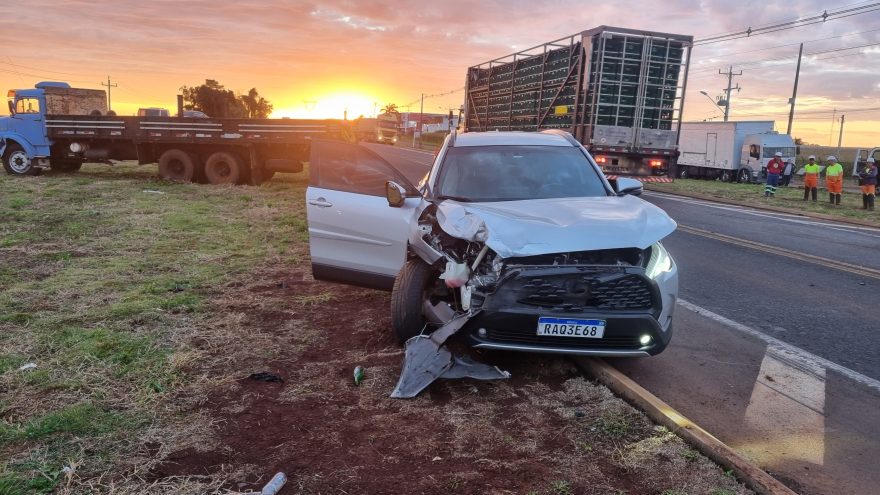 Forte colisão entre SUV e caminhão deixa pessoas feridas na BR-277
