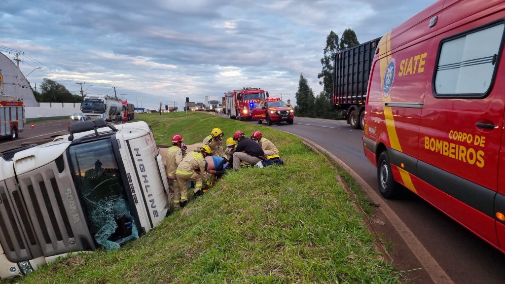 Caminhoneiro fica ferido após tombamento na BR-277, em Cascavel Caminhoneiro fica ferido após tombamento na BR-277, em Cascavel