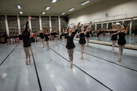ALGO/RITMO: novo espetáculo da Escola de Dança Teatro Guaíra estreia em julho Imagem referente a ALGO/RITMO: novo espetáculo da Escola de Dança Teatro Guaíra estreia em julho
