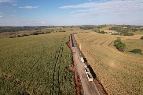 Nova estrada pavimentada entre Ramilândia e Santa Helena chega a 59,6% de execução Imagem referente a Nova estrada pavimentada entre Ramilândia e Santa Helena chega a 59,6% de execução
