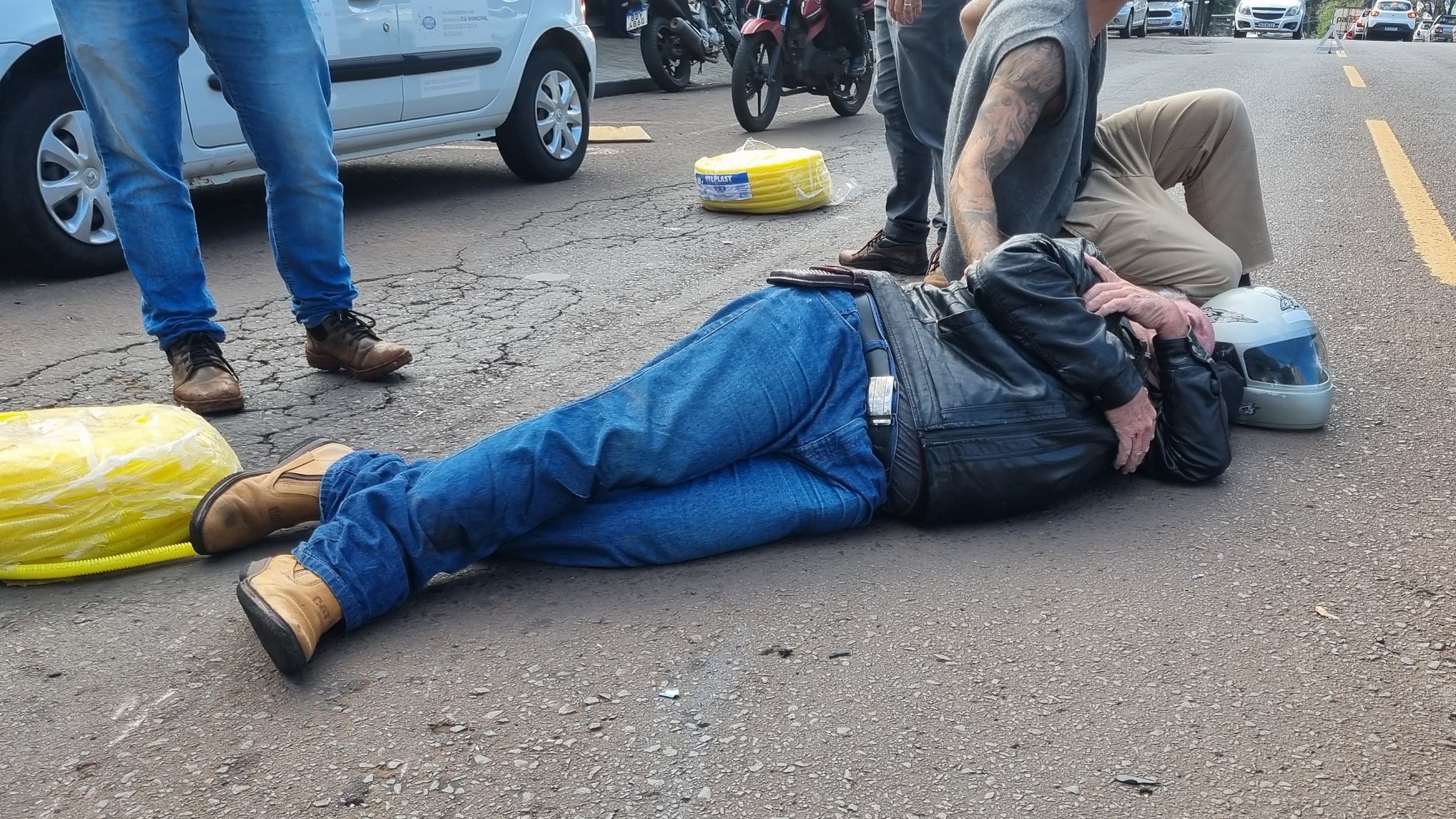 Motociclista é socorrido pelo Siate após acidente de trânsito na Rua Manaus