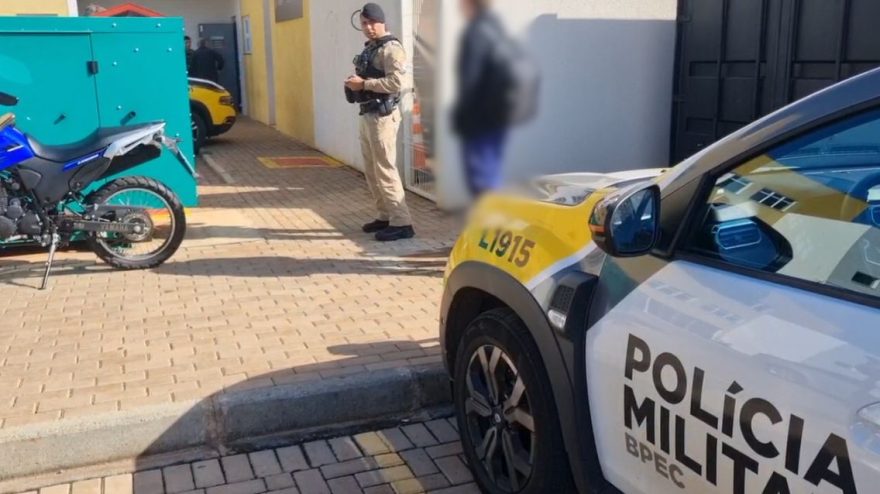 Aluno é flagrado com cigarro eletrônico em sala de aula e Polícia Militar é acionada