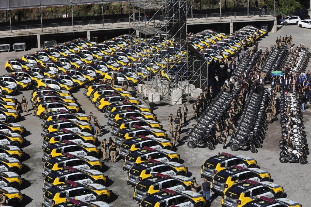 Investimento de R$ 63 milhões: Ratinho Junior entrega 431 motos e viaturas para a PMPR