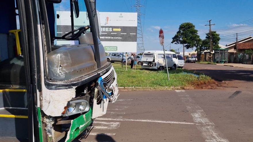 Kombi e Ônibus se envolvem em colisão no Bairro Parque Verde