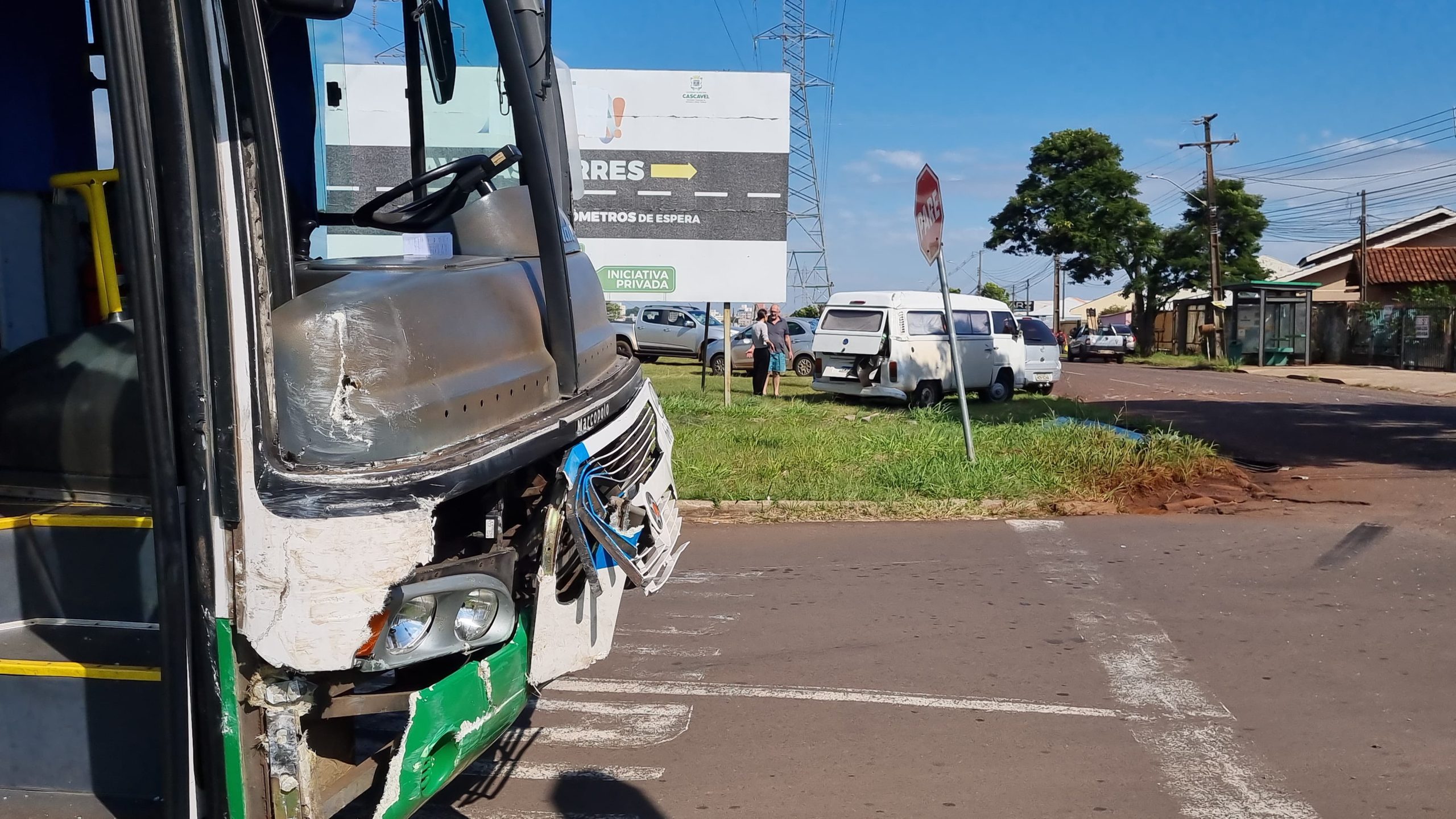 Kombi e Ônibus se envolvem em colisão no Bairro Parque Verde Kombi e Ônibus se envolvem em colisão no Bairro Parque Verde