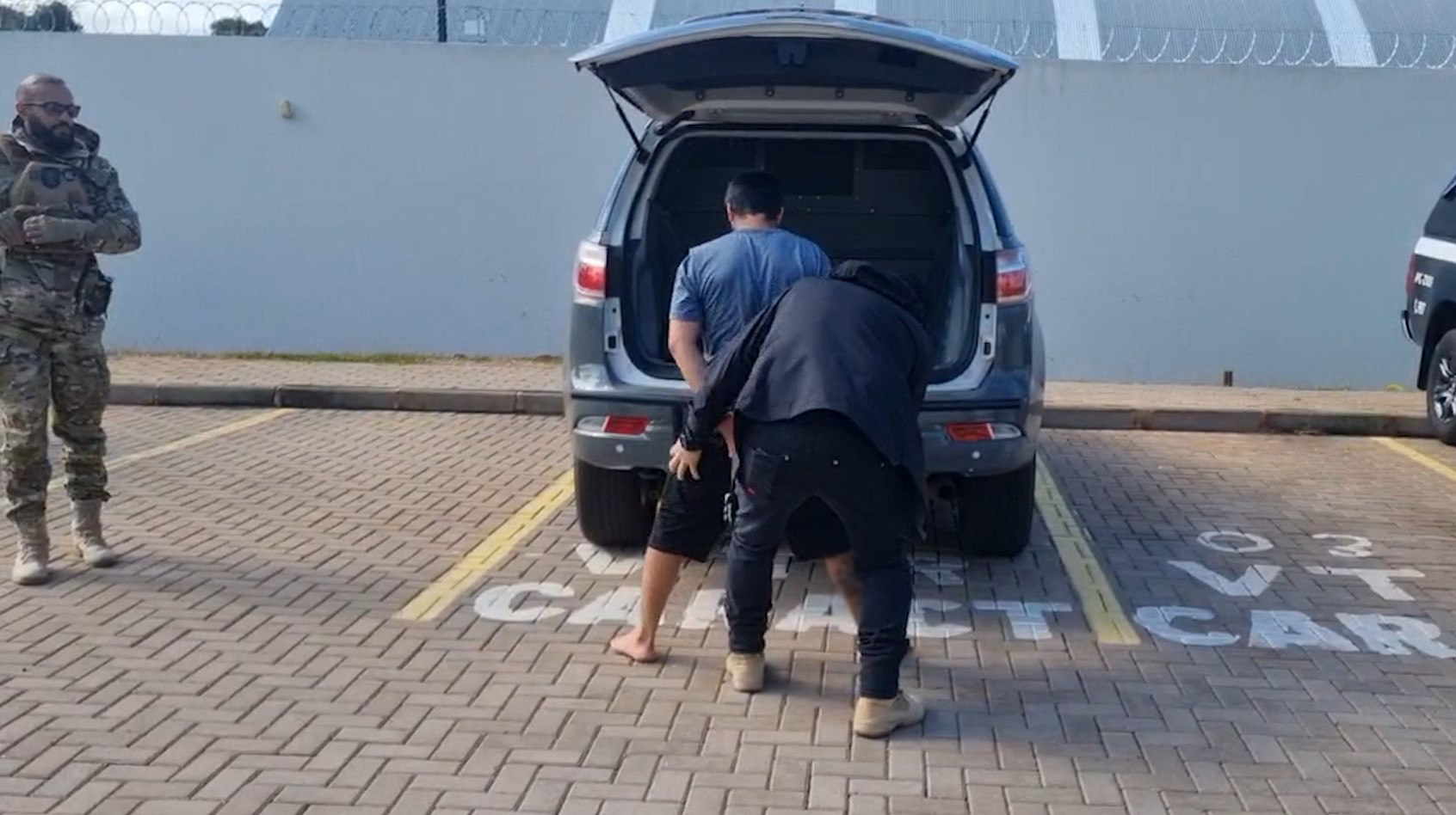 Homem é detido em ação conjunta do GDE e Polícia Penal no bairro Universitário, em Cascavel Homem é detido em ação conjunta do GDE e Polícia Penal no bairro Universitário, em Cascavel