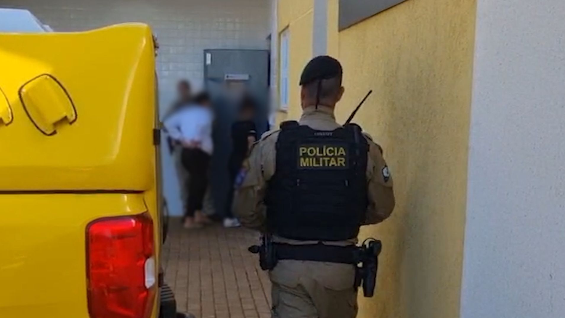 Após briga no Colégio Interlagos, adolescentes são levados à Delegacia para serem ouvidos Após briga no Colégio Interlagos, adolescentes são levados à Delegacia para serem ouvidos