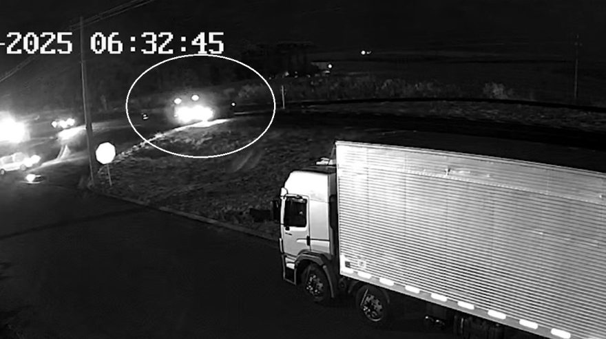 Câmera flagra momento exato de acidente entre SUV e caminhão na BR-277 em Santa Tereza do Oeste